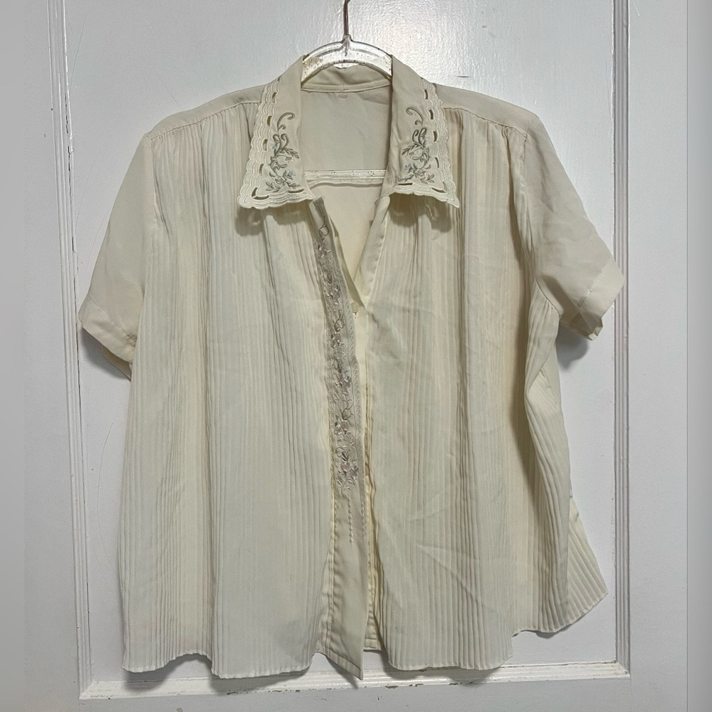 Vintage romantic cream Pleated Blouse embroidered details on the collar Size L